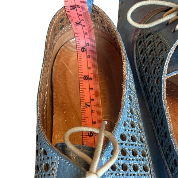 Volkswalkers handmade perforated leather lace up flats - Picture 6 of 7